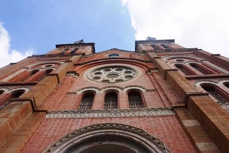 Riêng 2 tháp nhọn phía mặt tiền nhà thờ, việc sửa chữa cũng mất khoảng 1 năm. 