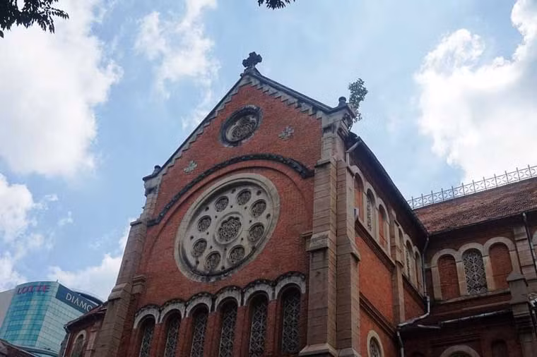 Đại diện ban trùng tu cho biết, nếu mọi việc theo đúng kế hoạch thì dự kiến đến cuối năm 2019, hoặc muộn là giữa tháng 6/2020 sẽ hoàn thành việc trùng tu nhà thờ.