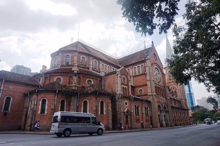 Được biết, mái ngói Thánh đường này có chiều dài 91m, rộng 35m và cao 57,3m. Phương án là thay thế, bổ sung mái ngói tây, ngói vảy cá, ngói âm dương theo nguyên trạng và xây lại bờ mái nóc, bờ chảy...