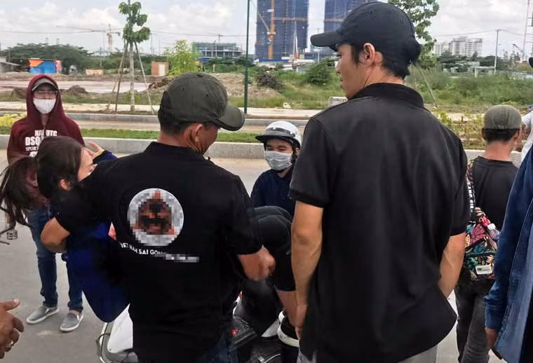 Nhân viên đoàn làm phim ngay sau đó đã đưa nữ diễn viên quần chúng rời khỏi hiện trường...