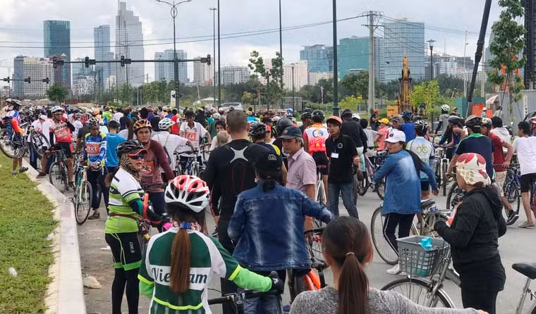 Chiều ngày 3/7, đoàn làm phim của 1 đạo diễn Việt kiều thực hiện cảnh quay tại khu vực khu đô thị mới Thủ Thiêm (đoạn đầu dốc cầu Thủ Thiêm, phường Thủ Thiêm, quận 2, TP HCM). Cảnh quay này có hàng trăm diễn viên quần chúng tham gia cùng nam siêu mẫu Bình Minh, người thủ vai chính trong bộ phim.