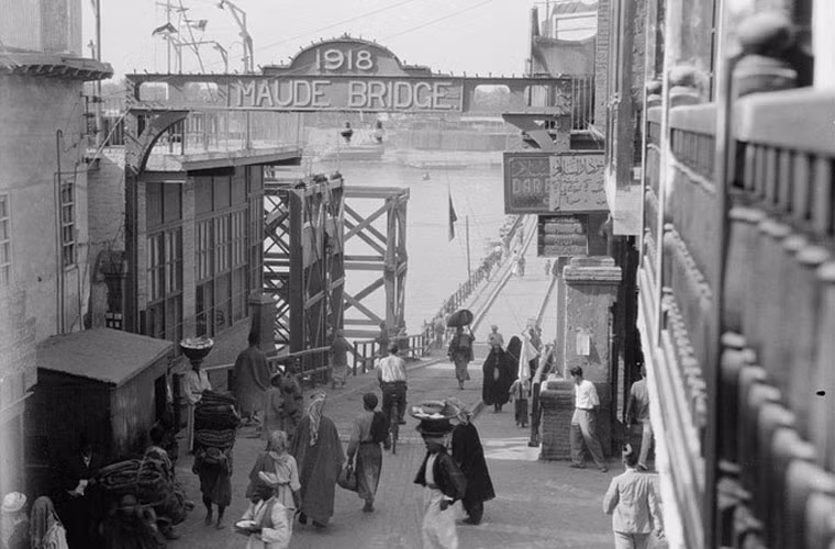 Người đi lại tấp nập trên con đường dẫn lên cây cầu Maude bắc ngang sông Tigris.