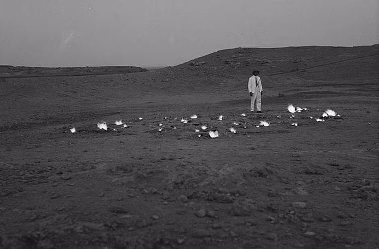 Các giếng dầu lộ thiên ở huyện Kirkuk.