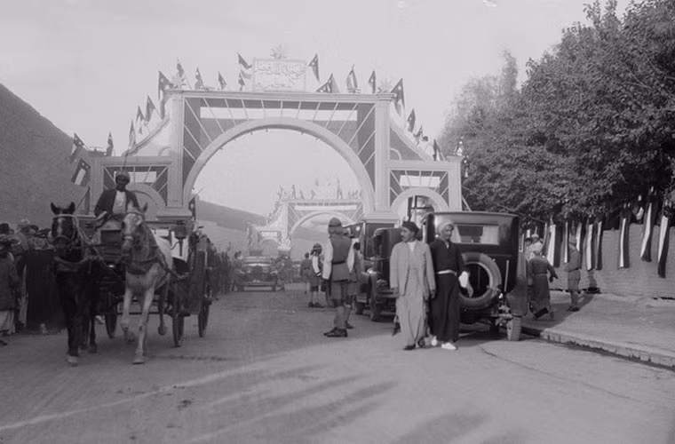 Diễu hành mừng Iraq gia nhập Hội Quốc Liên ở Baghdad.