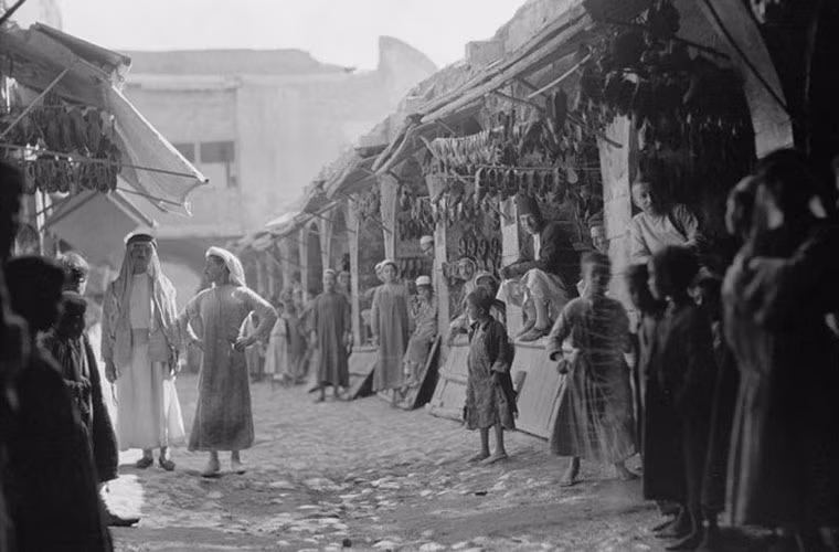 Chợ bán giầy ở Baghdad.