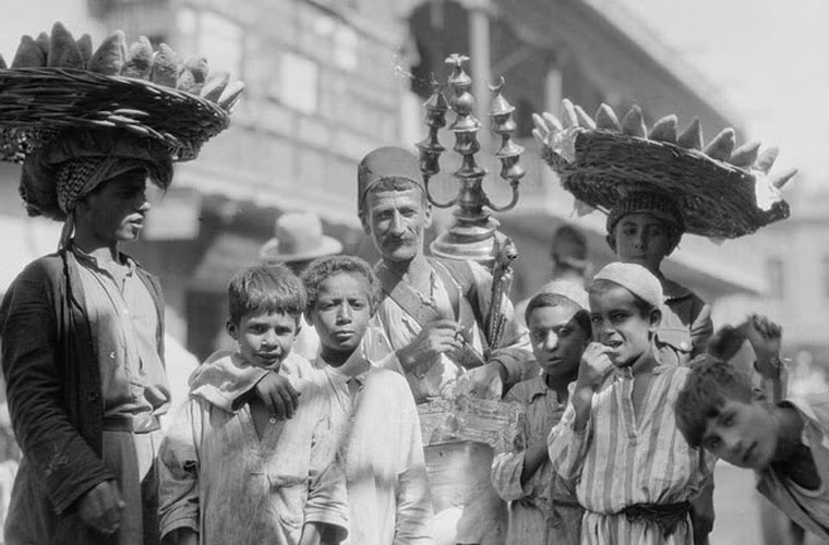 Những người bán hàng dạo trên phố ở thủ đô Baghdad.