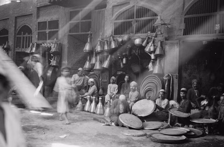 Góc phố chuyên bán hàng đồng nhôm ở Baghdad.