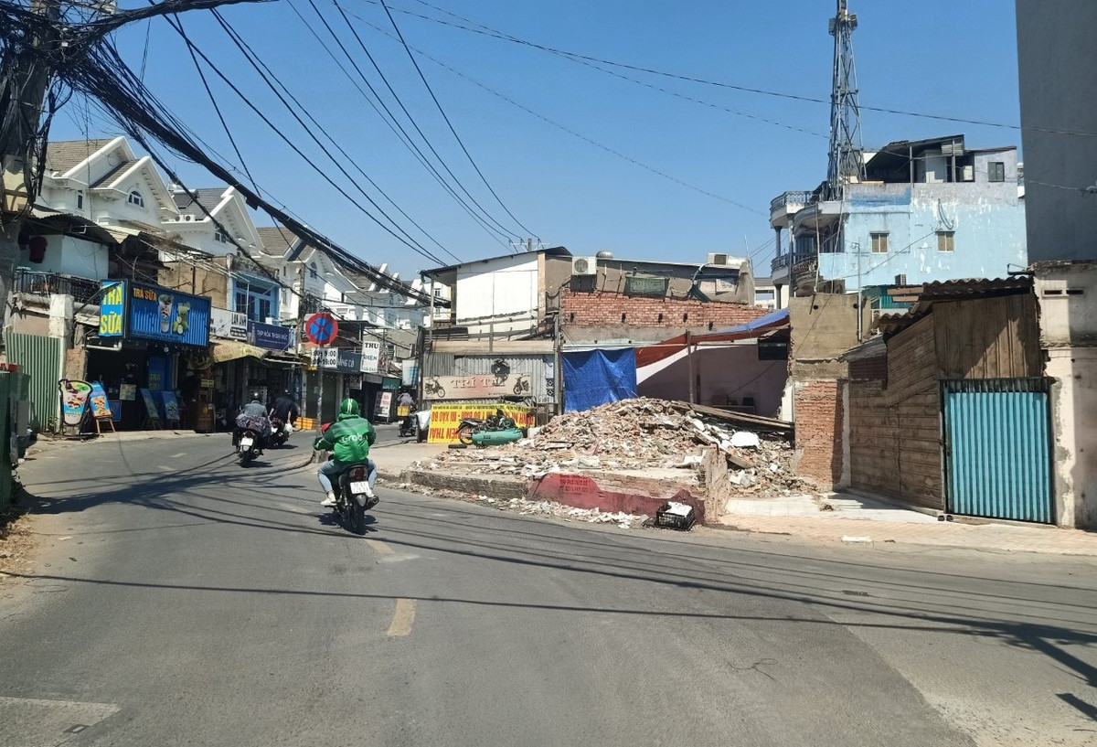 TP.HCM: Cận cảnh đường Dương Quảng Hàm mở rộng đang thi công TP.HCM: Can canh duong Duong Quang Ham mo rong dang thi cong