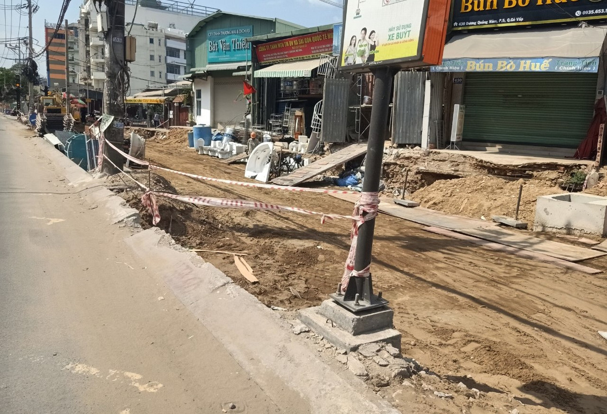 TP.HCM: Cận cảnh đường Dương Quảng Hàm mở rộng đang thi công - Hình 14 TP.HCM: Can canh duong Duong Quang Ham mo rong dang thi cong-Hinh-14