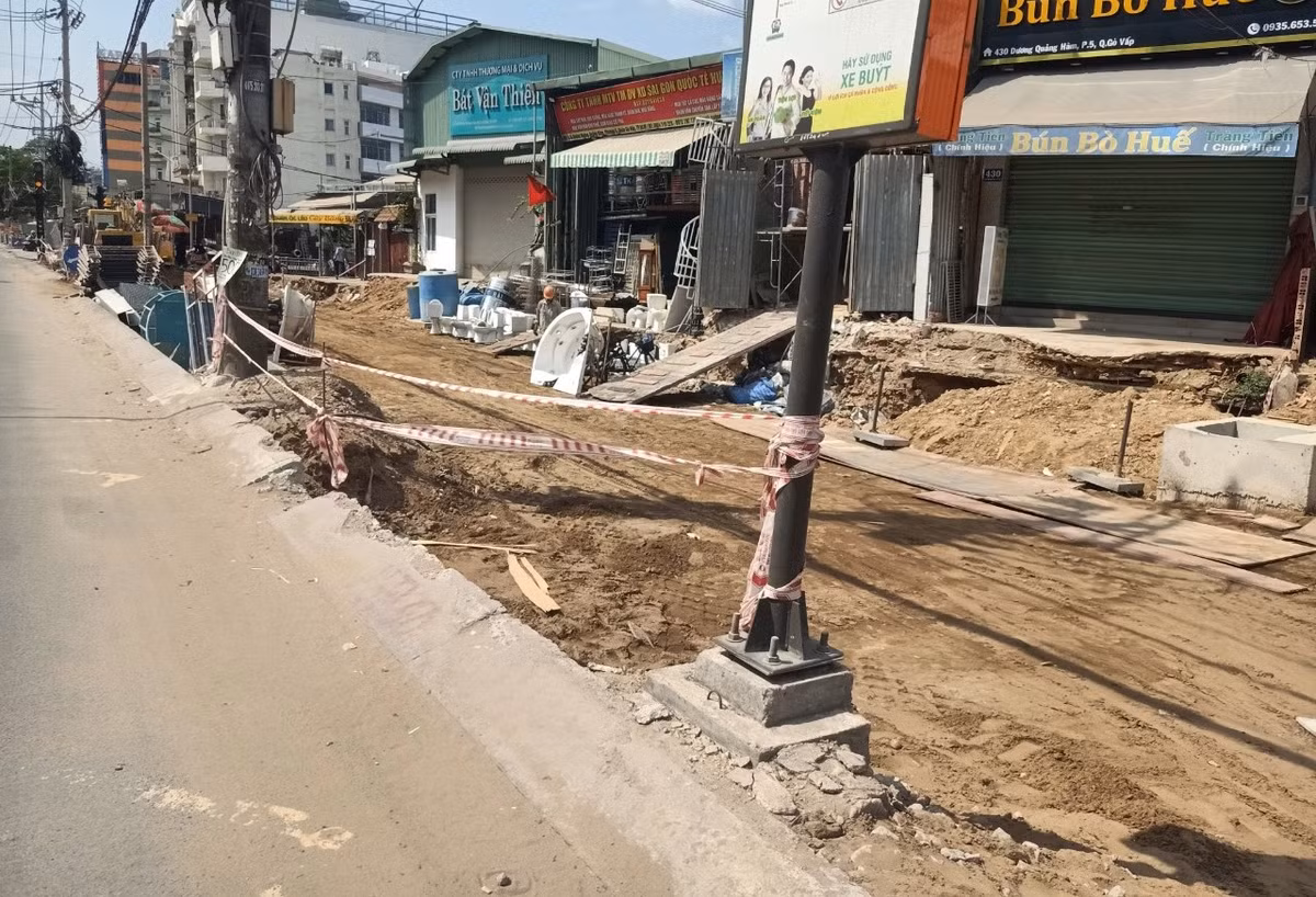 TP.HCM: Can canh duong Duong Quang Ham mo rong dang thi cong-Hinh-14