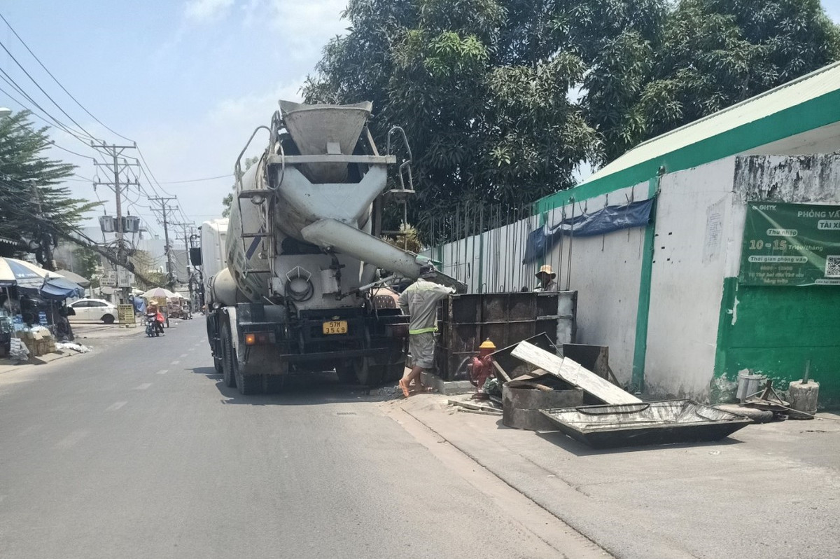 TP.HCM: Cận cảnh đường Dương Quảng Hàm mở rộng đang thi công - Hình 11 TP.HCM: Can canh duong Duong Quang Ham mo rong dang thi cong-Hinh-11