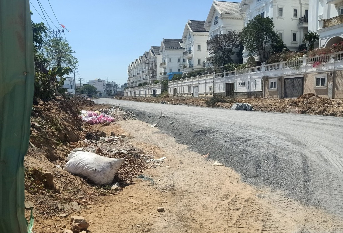 TP.HCM: Cận cảnh đường Dương Quảng Hàm mở rộng đang thi công - Hình 6 TP.HCM: Can canh duong Duong Quang Ham mo rong dang thi cong-Hinh-6