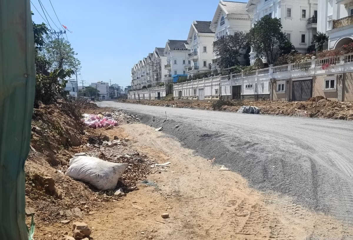 TP.HCM: Can canh duong Duong Quang Ham mo rong dang thi cong-Hinh-6