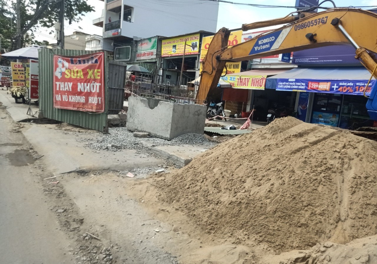 TP.HCM: Cận cảnh đường Dương Quảng Hàm mở rộng đang thi công - Hình 9 TP.HCM: Can canh duong Duong Quang Ham mo rong dang thi cong-Hinh-9