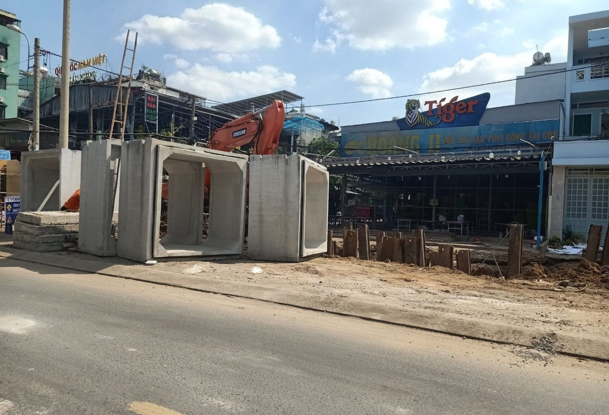 TP.HCM: Cận cảnh đường Dương Quảng Hàm mở rộng đang thi công - Hình 12 TP.HCM: Can canh duong Duong Quang Ham mo rong dang thi cong-Hinh-12