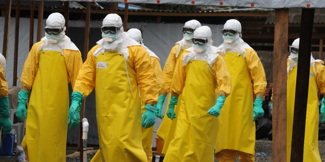  Dịch Ebola: Đại dịch Ebola là nỗi khiếp sợ của toàn nhân loại trong năm 2014. WHO xác nhận gần 7.000 trường hợp tử vong vì virus này. Sức tấn công mạnh của đại dịch khiến 70% dân số Tây Phi nhiễm bệnh. Ebola bùng phát mạnh mẽ nhất tại các vùng Guinea, Sierra Leone, Liberia. Hiện tại, người ta vẫn chưa tìm ra cách phòng ngừa Ebola. Các hoạt động khoa học thử nghiệm vaccine đang được đẩy mạnh. Ảnh: Huffingtonpost