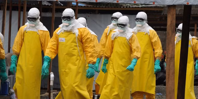  Dịch Ebola: Đại dịch Ebola là nỗi khiếp sợ của toàn nhân loại trong năm 2014. WHO xác nhận gần 7.000 trường hợp tử vong vì virus này. Sức tấn công mạnh của đại dịch khiến 70% dân số Tây Phi nhiễm bệnh. Ebola bùng phát mạnh mẽ nhất tại các vùng Guinea, Sierra Leone, Liberia. Hiện tại, người ta vẫn chưa tìm ra cách phòng ngừa Ebola. Các hoạt động khoa học thử nghiệm vaccine đang được đẩy mạnh. Ảnh: Huffingtonpost