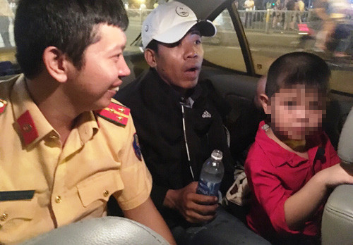 Bé trai được các chiến sĩ CSGT TP HCM chăm sóc chu đáo và tìm cách kiếm người thân ngay trong đêm bắn pháo hoa.