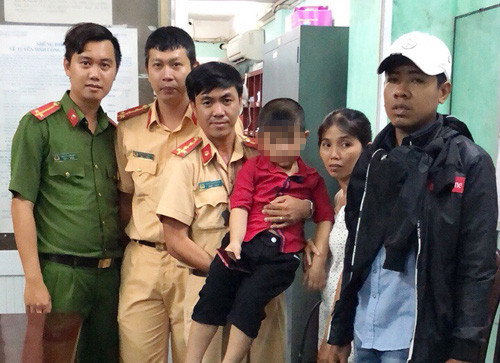 Người thân vô cùng hạnh phúc đón cháu bé bị lạc từ CSGT.