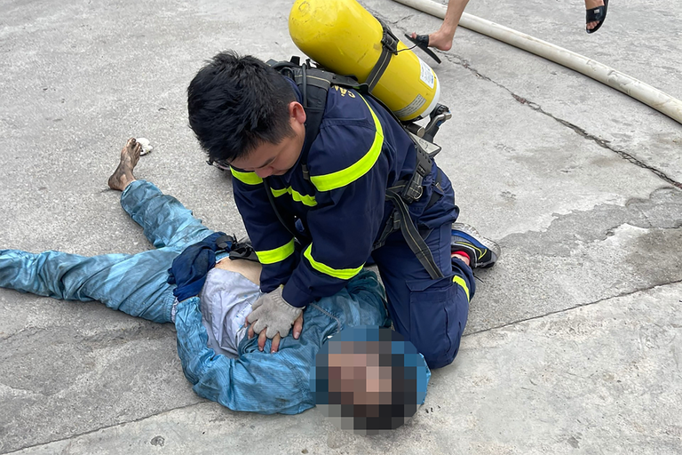 Hà Nội: Cháy xưởng thuốc thú y, 4 công nhân được giải cứu - Hình 2 Ha Noi: Chay xuong thuoc thu y, 4 cong nhan duoc giai cuu-Hinh-2