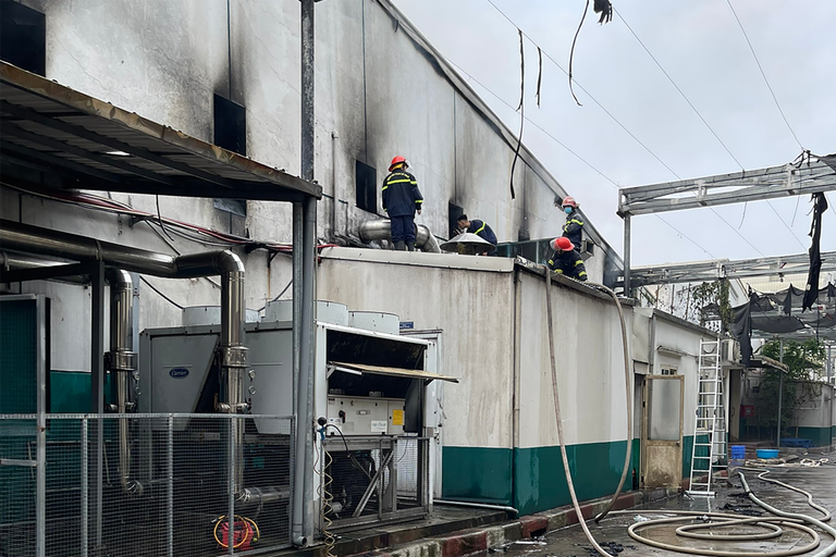 Hà Nội: Cháy xưởng thuốc thú y, 4 công nhân được giải cứu Ha Noi: Chay xuong thuoc thu y, 4 cong nhan duoc giai cuu