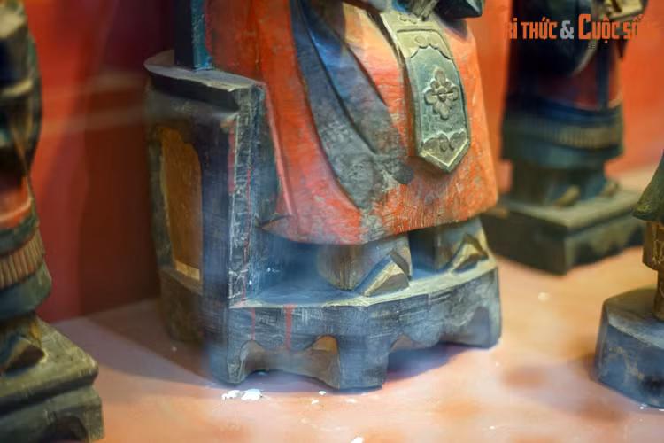 Ba hôm sau, Lý Thị Thiên Hương báo mộng cho vị hòa thượng trụ trì trên núi về nơi thân xác mình nằm lại. Hòa thượng theo lời mách bảo đã tìm kiếm và đưa di hài nàng về chôn cất tử tế.