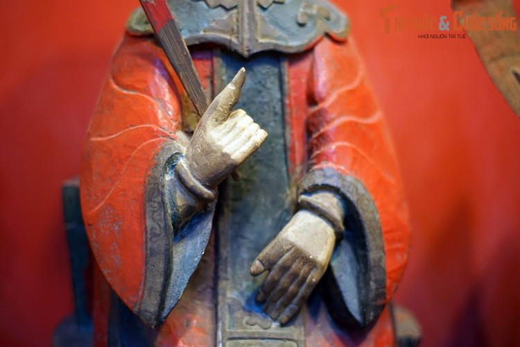 Không ai ngờ rằng gã công tử xấu bụng ngày nọ vẫn để mắt đến Thiên Hương. Một hôm, nàng lên núi cầu khẩn, lúc trở về gần chân núi, đám gia nô của gã công tử kia thình lình nhảy ra vây bắt. Thấy không thể thoát được, nàng lao xuống vực tử tiết.