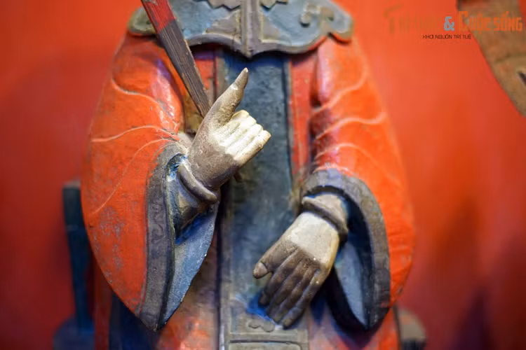 Không ai ngờ rằng gã công tử xấu bụng ngày nọ vẫn để mắt đến Thiên Hương. Một hôm, nàng lên núi cầu khẩn, lúc trở về gần chân núi, đám gia nô của gã công tử kia thình lình nhảy ra vây bắt. Thấy không thể thoát được, nàng lao xuống vực tử tiết.