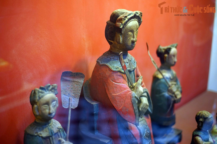 Đêm đó, Nguyễn Ánh đang nằm ngủ thì được một người phụ nữ báo mộng chỉ đường trốn thoát, chỉ hướng tìm thức ăn, giúp ông và quân lính thoát khỏi sự truy đuổi của quân Tây Sơn.