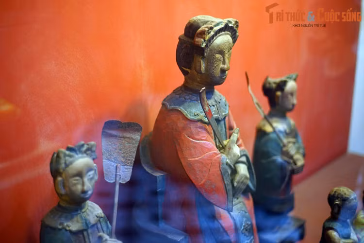 Đêm đó, Nguyễn Ánh đang nằm ngủ thì được một người phụ nữ báo mộng chỉ đường trốn thoát, chỉ hướng tìm thức ăn, giúp ông và quân lính thoát khỏi sự truy đuổi của quân Tây Sơn.