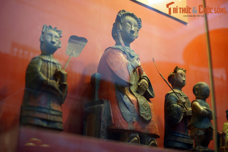 Sau đó, Thiên Hương nhiều lần hiển linh về báo mộng giúp cho người dân biết được thiên tai địch họa và thú dữ. Để đáp lại công ơn của nàng, Sư trụ trì và người dân trong vùng lập tượng thờ tự, gọi nàng là Bà Đen...