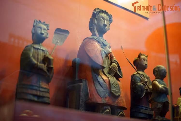 Sau đó, Thiên Hương nhiều lần hiển linh về báo mộng giúp cho người dân biết được thiên tai địch họa và thú dữ. Để đáp lại công ơn của nàng, Sư trụ trì và người dân trong vùng lập tượng thờ tự, gọi nàng là Bà Đen...