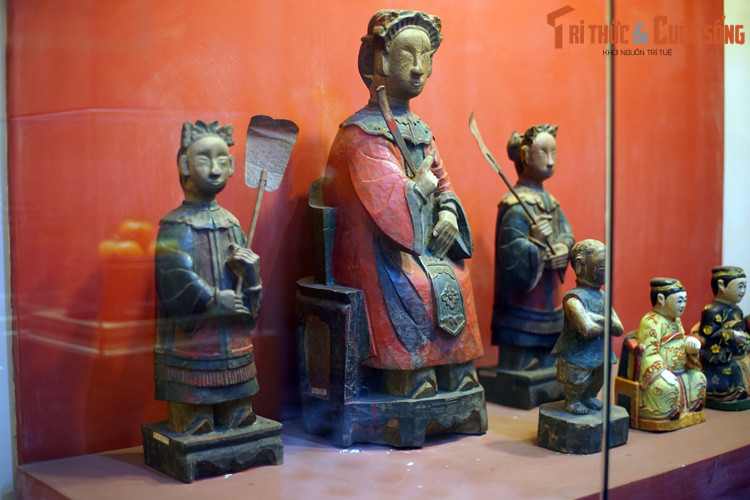 Theo truyền thuyết đầu tiên, xưa kia, tại huyện Hoang Hóa (nay là huyện Trảng Bàng, Tây Ninh) có cô gái tên Lý Thị Thiên Hương mỗi ngày rằm thường lên núi lễ Phật. Tuy diện mạo đen đúa, nhưng sự duyên dáng và tài năng của cô khiến nhiều chàng trai say đắm.