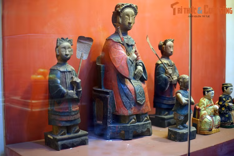 Theo truyền thuyết đầu tiên, xưa kia, tại huyện Hoang Hóa (nay là huyện Trảng Bàng, Tây Ninh) có cô gái tên Lý Thị Thiên Hương mỗi ngày rằm thường lên núi lễ Phật. Tuy diện mạo đen đúa, nhưng sự duyên dáng và tài năng của cô khiến nhiều chàng trai say đắm.