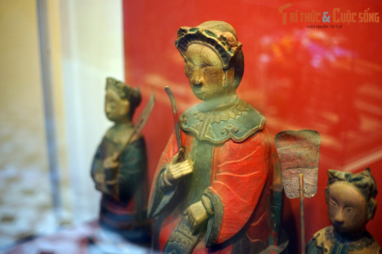  Truyền thuyết thứ hai về Linh Sơn Thánh Mẫu lại liên quan đến cuộc đời của vua Gia Long. Theo đó, trong một lần bị quân Tây Sơn đánh đuổi, chúa Nguyễn Ánh – Gia Long đã dạt đến vùng đất này.