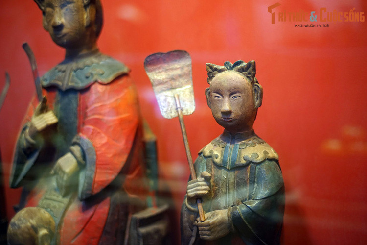 Khi chúa Nguyễn và quân lính bị lâm vào thế khó, không biết phải chạy đường nào, thì được người dân mách nước rằng nhìn về hướng núi cầu nguyện sẽ được Bà Lý Thị Thiên Hương cứu giúp. Và chúa Nguyễn đã làm theo.