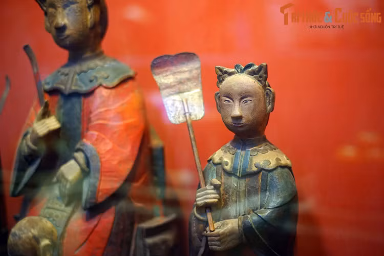 Khi chúa Nguyễn và quân lính bị lâm vào thế khó, không biết phải chạy đường nào, thì được người dân mách nước rằng nhìn về hướng núi cầu nguyện sẽ được Bà Lý Thị Thiên Hương cứu giúp. Và chúa Nguyễn đã làm theo.