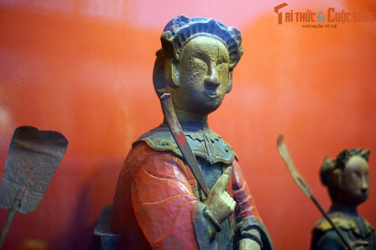 Sau khi lên ngôi, vua Gia Long nhớ lại chuyện năm xưa, bèn sắc phong cho bà Lý Thị Thiên Hương là Linh Sơn Thánh Mẫu chủ trì Linh Sơn Tiên Thạch Tự ngự ở núi Một, tức là núi Bà Đen ngày nay...