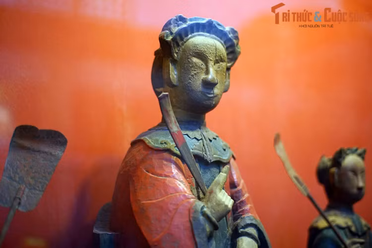 Sau khi lên ngôi, vua Gia Long nhớ lại chuyện năm xưa, bèn sắc phong cho bà Lý Thị Thiên Hương là Linh Sơn Thánh Mẫu chủ trì Linh Sơn Tiên Thạch Tự ngự ở núi Một, tức là núi Bà Đen ngày nay...