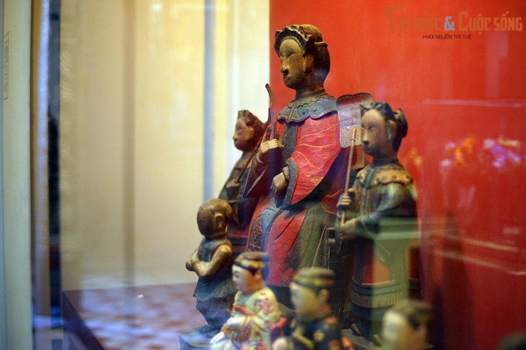 Lê Sĩ Triệt, một chàng trai văn võ song toàn cũng ấp ủ hình ảnh Lý Thị Thiên Hương trong trái tim. Ngờ đâu tên công tử, con của một viên quan trong vùng bấy giờ cũng để ý đến nàng, quyết tìm cách bắt cóc nàng về làm thiếp.