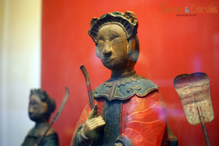 Giữa lúc Thiên Hương gặp nguy khốn vì bè lũ nhà con quan, Lê Sĩ Triệt xông ra giải cứu. Sau đó chàng đưa nàng về nhà và được cha mẹ nàng hứa gả nàng để đáp tạ ân sâu.