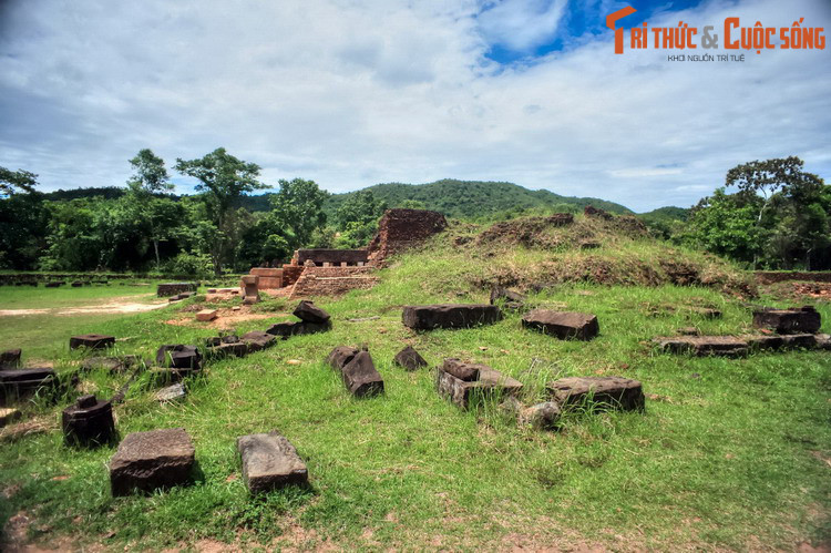 Dòng suối Khe Thẻ, trước khi ra sông Thu Bồn, chảy quanh co trong vùng thung lũng đầy các chứng tích của vương quốc Chăm Pa, xung quanh được núi non vây bọc. Chỉ cần đắp một con đập ngăn suối là có một hồ chứa nước đủ để tưới tiêu cho một vùng đất rộng lớn.