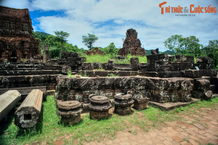 Theo nhóm phản bác, thánh đia Mỹ Sơn là một chứng tích tội ác chiến tranh nên không thể xóa bỏ. Trong thời kháng chiến chống Mỹ, rất nhiều công trình ở nơi đây đã bị bom đạn Mỹ phá hủy.