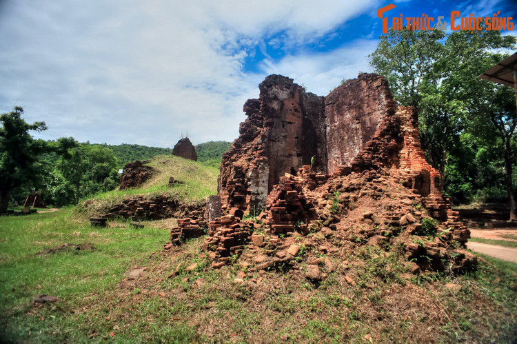 Tuy nhiên, trước sự phản bác đó, các nhà chuyên môn cùng nhóm tán đồng dự án vẫn không chút nhượng bộ. Số phận của thánh địa Mỹ Sơn vẫn “ngàn cân treo sợi tóc”.