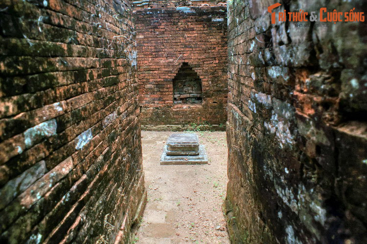 Ngoài ra, người Pháp đã xây dựng hai con đập lớn là Vĩnh Trinh và Thạch Bàn để tưới tiêu cho vùng đất phía Tây Duy Xuyên, chỉ cần nâng cấp hai đập nước này cũng dư nước tưới cho đồng ruộng các xã trong khu vực, không cần phải làm đập mới.