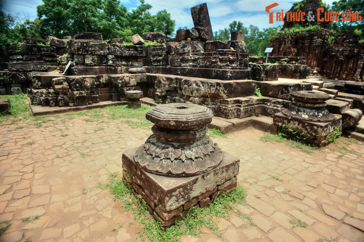 Khi họp bàn ở Đảng ủy và UBND huyện để đi đến thống nhất dự án của các nhà chuyên môn thì đội ngũ cán bộ lãnh đạo địa phương đã chia làm hai nhóm, một nhóm tán đồng, nhóm đông hơn thì phản bác chủ trương ngăn suối.