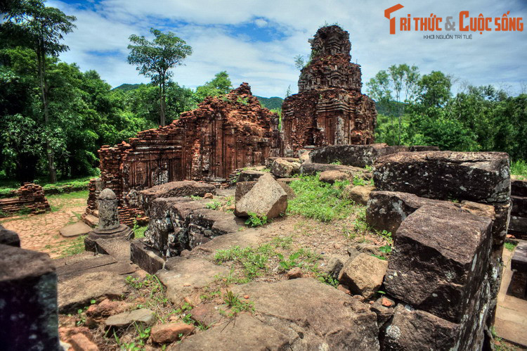 Với tư cách Chủ tịch huyện, ông Đoàn Văn Lộc được các nhà chuyên môn đưa đến thung lũng Mỹ Sơn xem việc khảo sát địa chất để ngăn đập tạo hồ cho công trình thủy lợi Khe Thẻ.