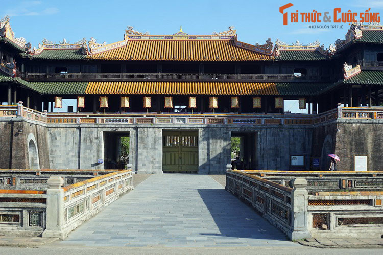 Lối chính giữa Ngọ Môn chỉ dành cho vua, các lối kia dành cho cận thần, binh lính, voi ngựa... Bên trên Ngọ Môn có lầu Ngũ Phụng là nơi vua ngự khi có các lễ nghi của triều đình.