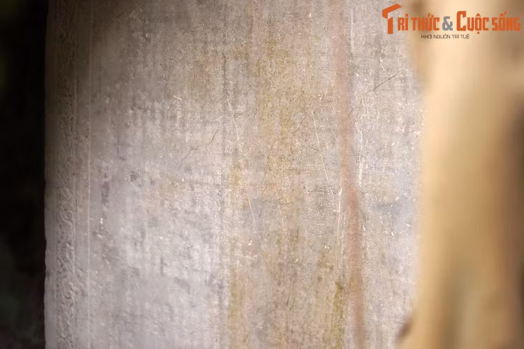 Nội dung trên văn bia cho biết, khi vua Lê Tương Dực cầm quân dẹp loạn, khôi phục cơ nghiệp của vua Lê Thái Tổ, có ba vị đại thần là Nguyễn Bá Lân, Nguyễn Hoàng Dụ và Nguyễn Văn Lữ cùng đem quân đi chinh phạt.