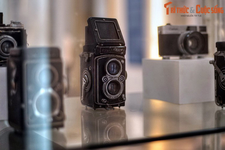 Máy ảnh Rolleiflex, đồng chí Lê Hồng Thanh, cán bộ Điện ảnh Khu ủy Sài Gòn - Gia Định sử dụng trong thời gian đóng quân tại Củ chi và Tây Ninh những năm 1964-1974.